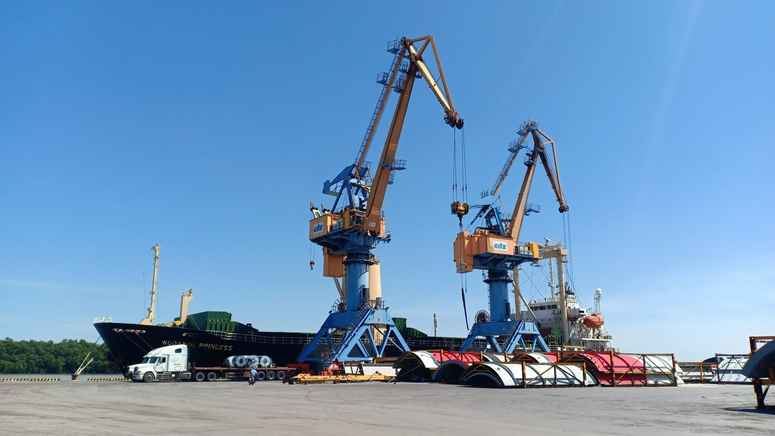 Dịch vụ xếp dỡ hàng hóa  tại cảng biển 